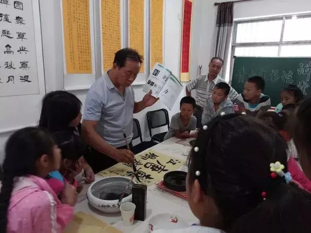 西安市长安区杨庄街道太兴社区组织青少年开展公益书法讲堂