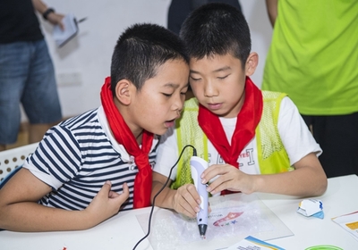 暑期公益托管室里学礼仪做手工,孩子开心家长舒心